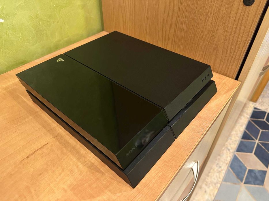PlayStation 4 (PS4) 500GB + 2 геймпада