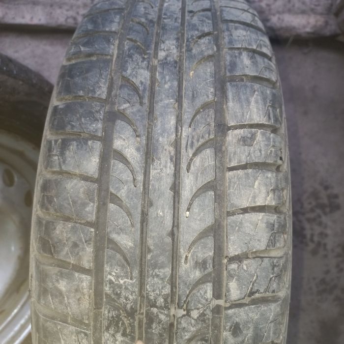 Продам резину в среднем состоянии. Ездила один год.