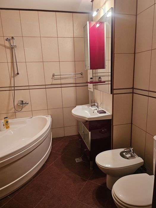 Inchiriez apartament 4 camere cu garaj