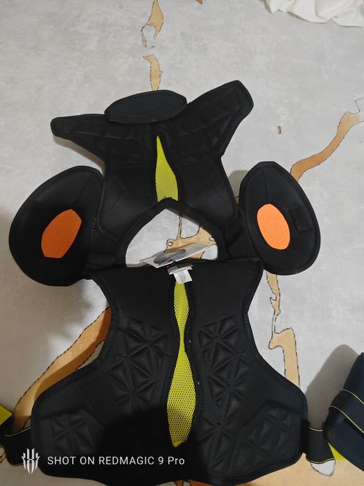 Нагрудник CCM Tacks 7092 SR черный M