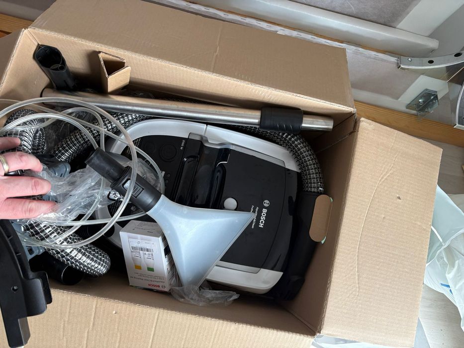 Aspirator cu spalare Bosch BWD421PRO, 2100 W, Filtru Hepa, Perii Turbo si parchet, Reglare electronica a puterii, Alb/Negru