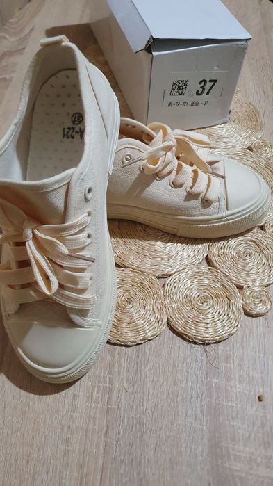Tenisi beige noi, marime 37, interior 23 cm