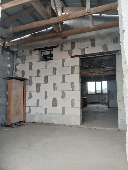 Продаеться недостроенный дом