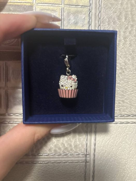 Шарм Hello Kitty Swarovski
