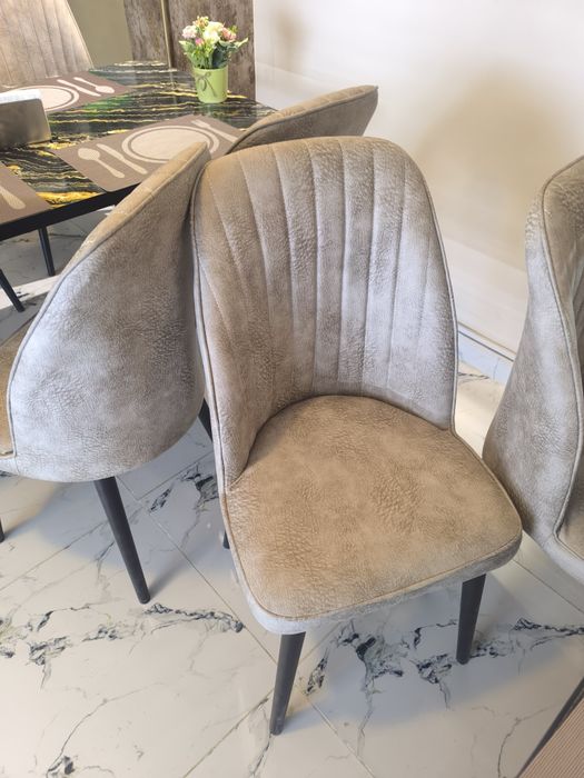 Стол и стулья для кафе