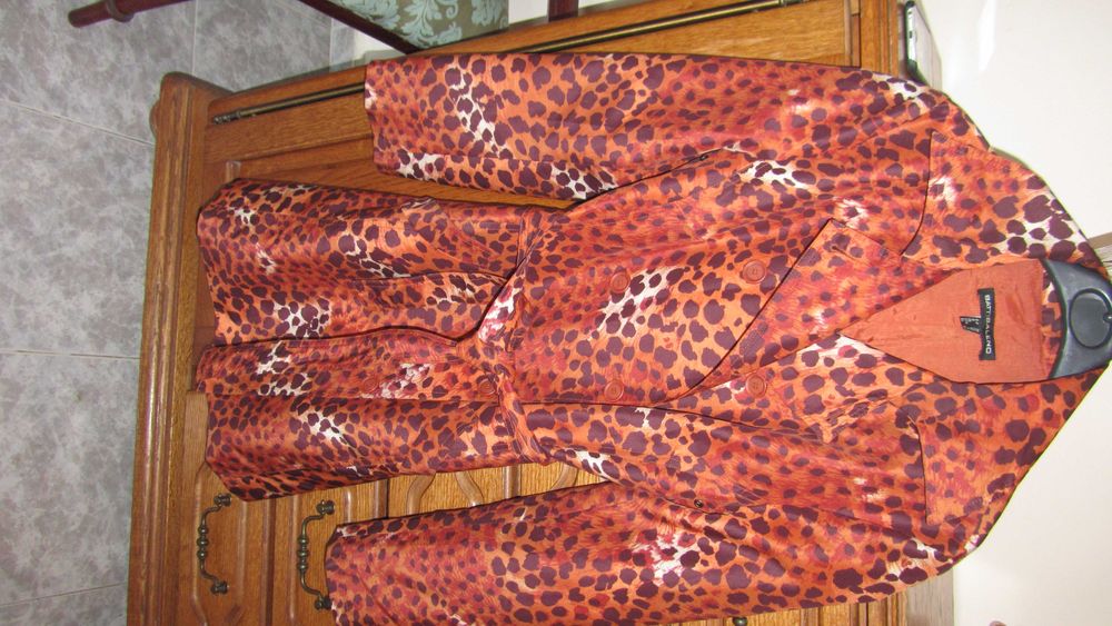 Продавам ново манто шлифер