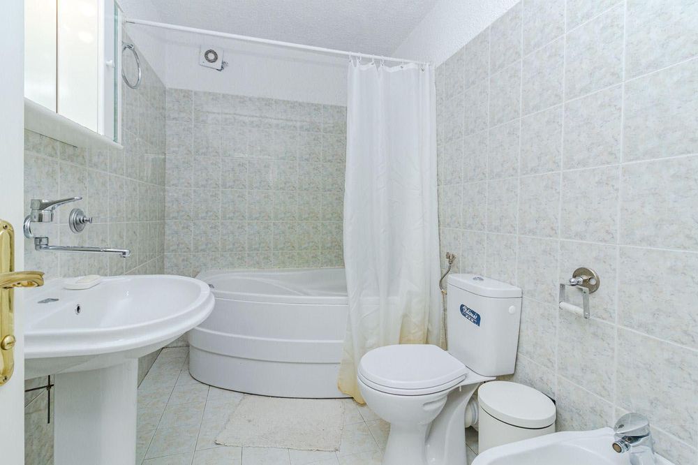 Тристаен за продажба в Център-НДК