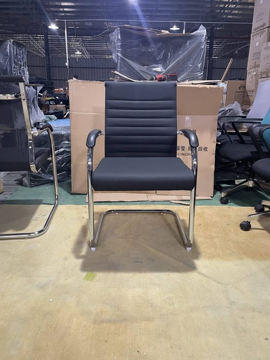 Кожаное офисное кресло