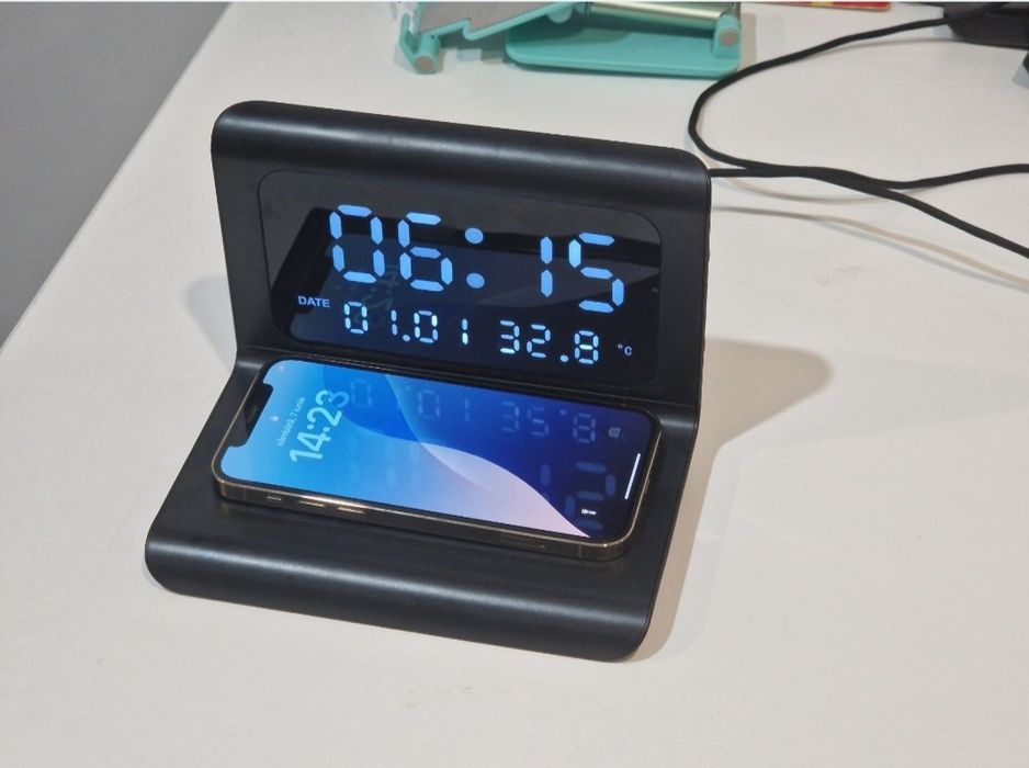 Încărcător wireless cu afișaj