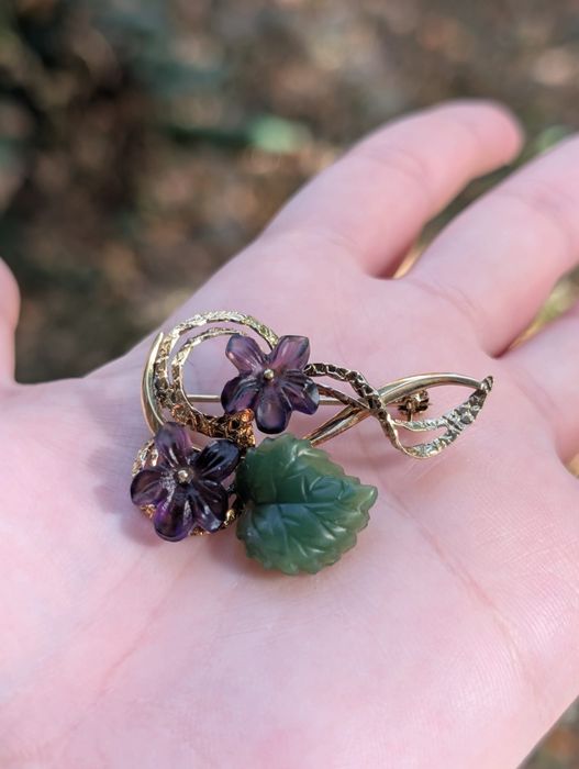 Veche broșe buchet de violete, petale sculptate din ametist, jad nefrit verde, placat cu aur