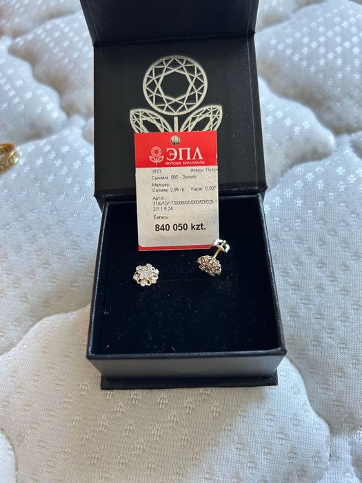 Продам серьги пуссеты с бриллиантом