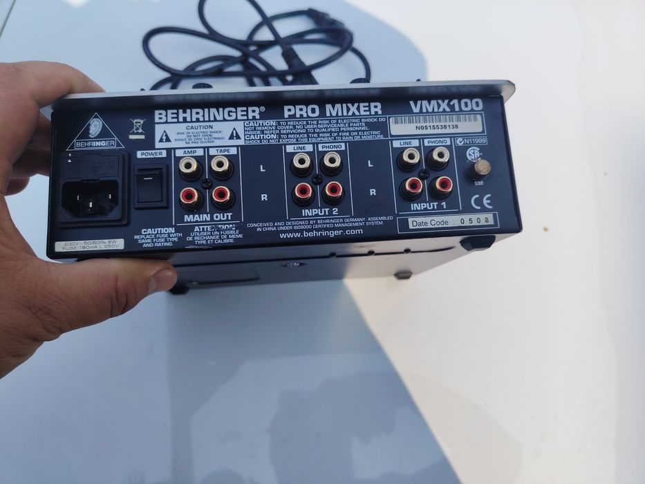 Audio mixser Bu qurilma musiqani aralashtirish va DJ qilish uchun