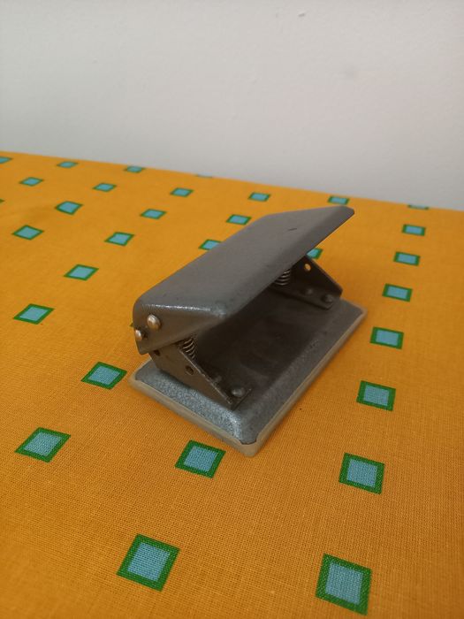 Продам дырокол СССР