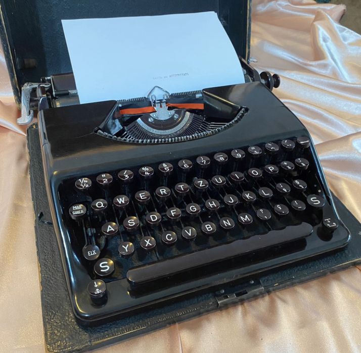 Mașină de scris Olympia-Plana metalică, stare excelenta, cadou ideal