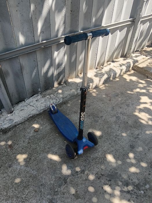 Vând două trotinete copii și o bicicletă cadou