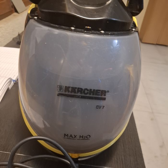 Aspirator cu aburi și apa de curatat