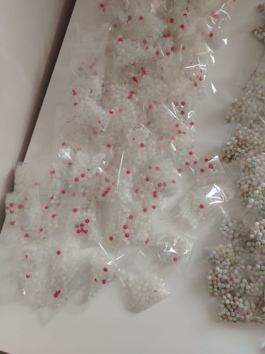 Бисеры 5 тонн оптом отдам, разные виды есть.