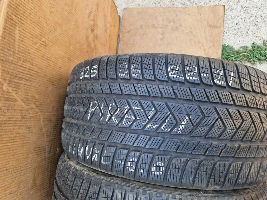 2 Pirelli R22 325/35 Зимни гуми  DOT3521