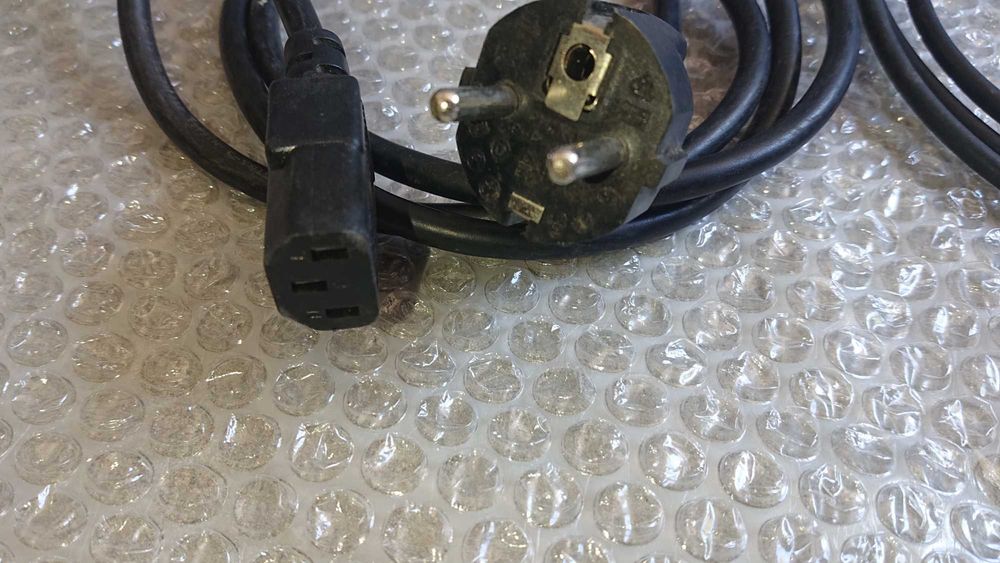 Лот аудио  видео и захранващ кабели.