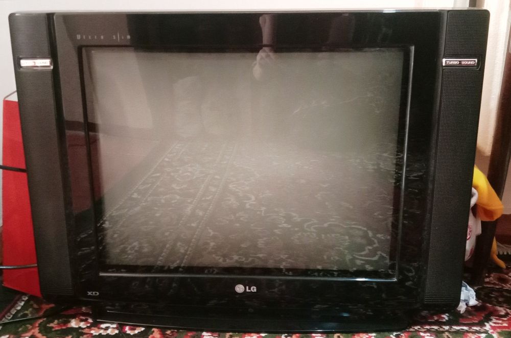 Срочно продам LG Ultra Slim Телевизор в хорошем состоянии.