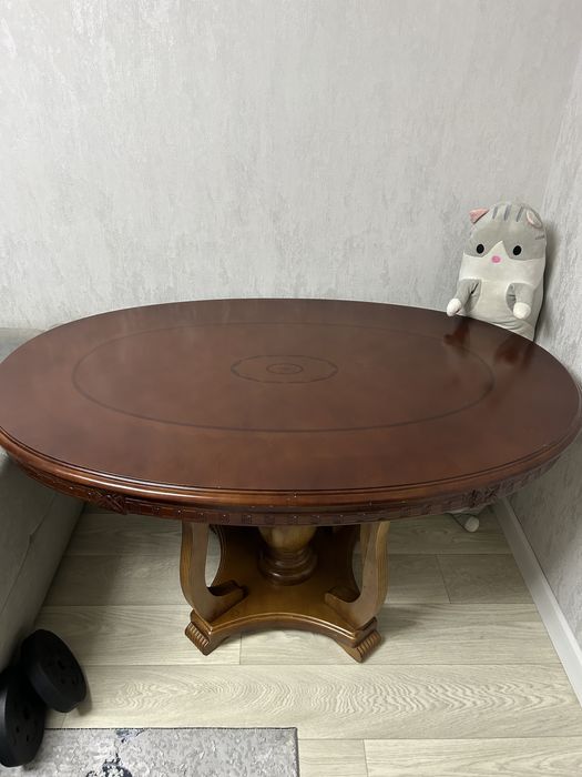 Стол для гостинной