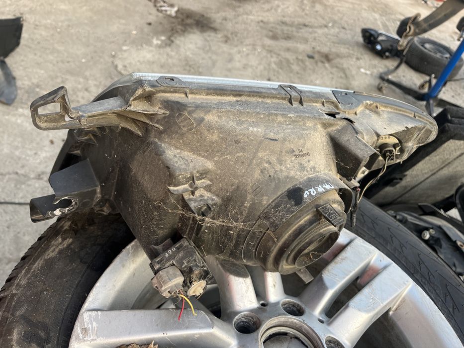 Фар Mitsubishi Pajero 2005