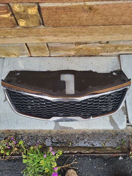 Продам решётку радиатора на Кия Рио