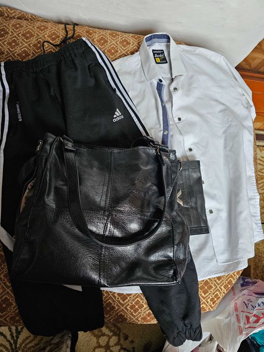 Отдам бесплатно детские и женские вещи, кроссовки,сумка женская