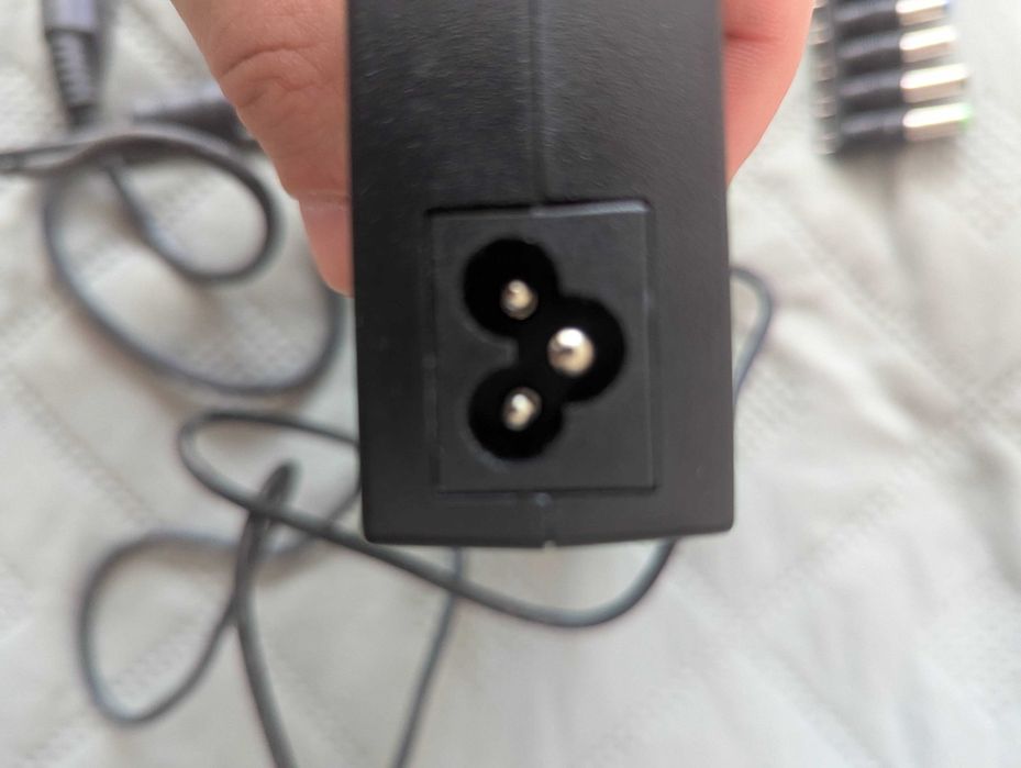 Универсален адаптор за лаптопи с преходник за кола