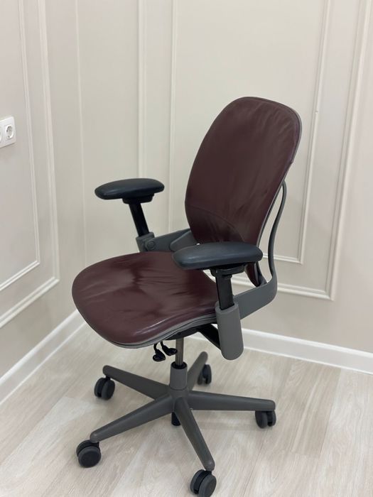 Продается офисное кожаное кресло