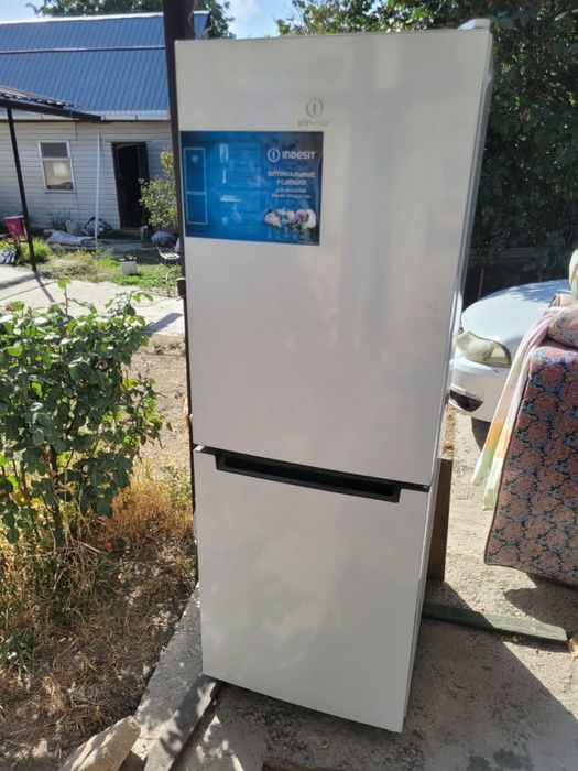 Холодильник Indesit