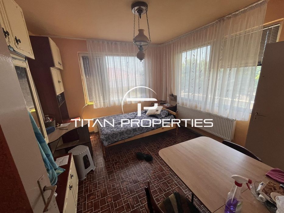 Къща с двор и АКТ 16 в гр. Айтос