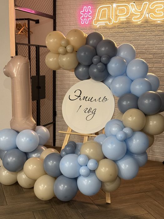 Фотозона с мольбертом