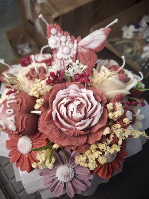 Lumânare artizanală tip buchet – cadou special
Buchet decorativ realiz