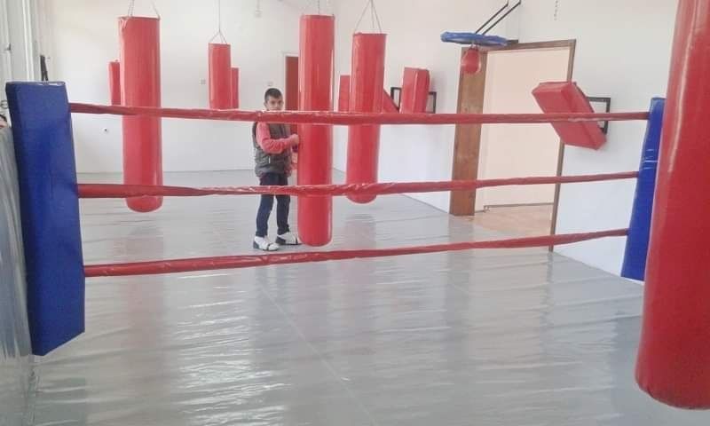 Здрав  тежък боксов чувал 180х33 см. 85-90 кг.5г.Гар. и на открито !