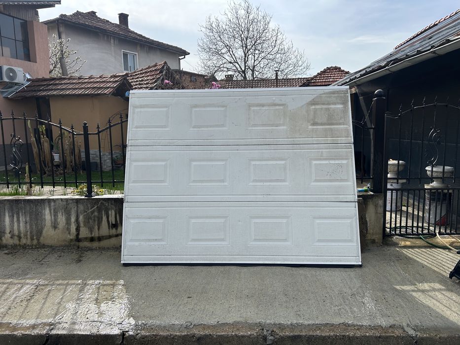 Гаражна секционна врата