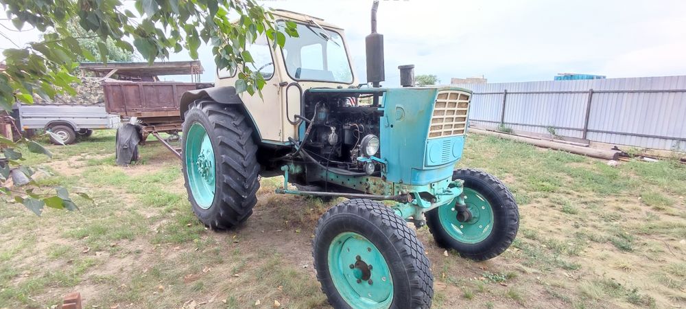 Трактор ЮМЗ-6 с прицепом