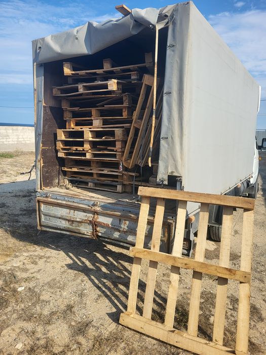 Поддон тақтайлар сатылады.