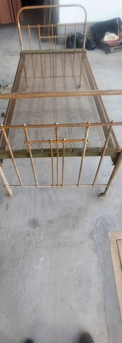 Крават панцирная кровать.