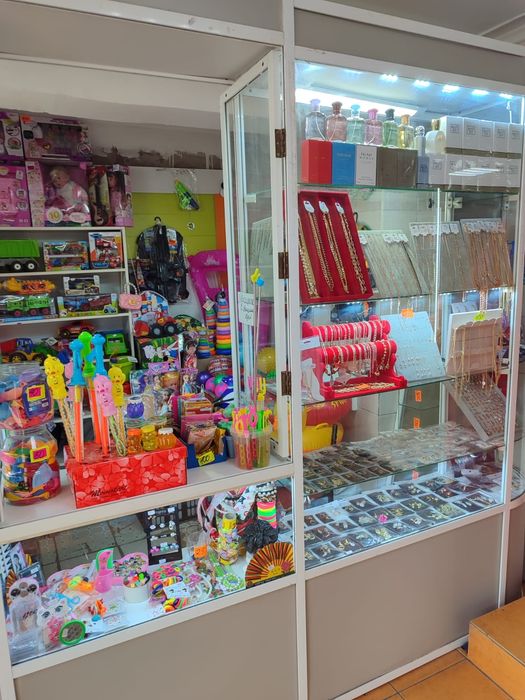 Продам угловую витрину