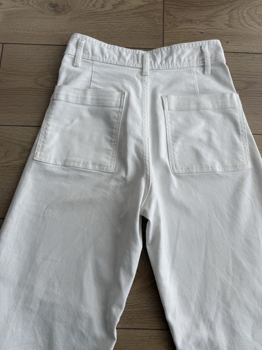 Бели дънки с висока такия и широк крачол Zara