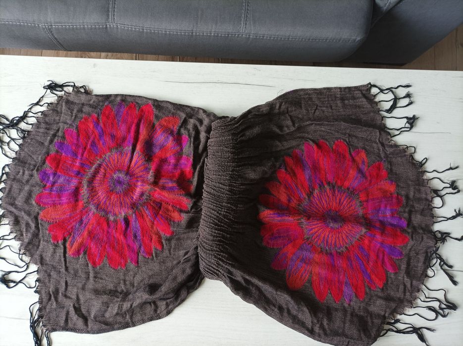 Дамски шал с бродирани цветя