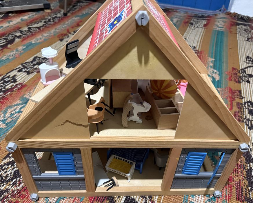 Продавам дървена къща за кукли