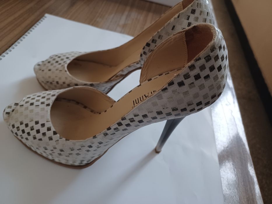 Два чифта дамски обувки, с високи токове за обща цена 20 лв.