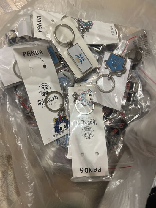 Брелки на подарок разные