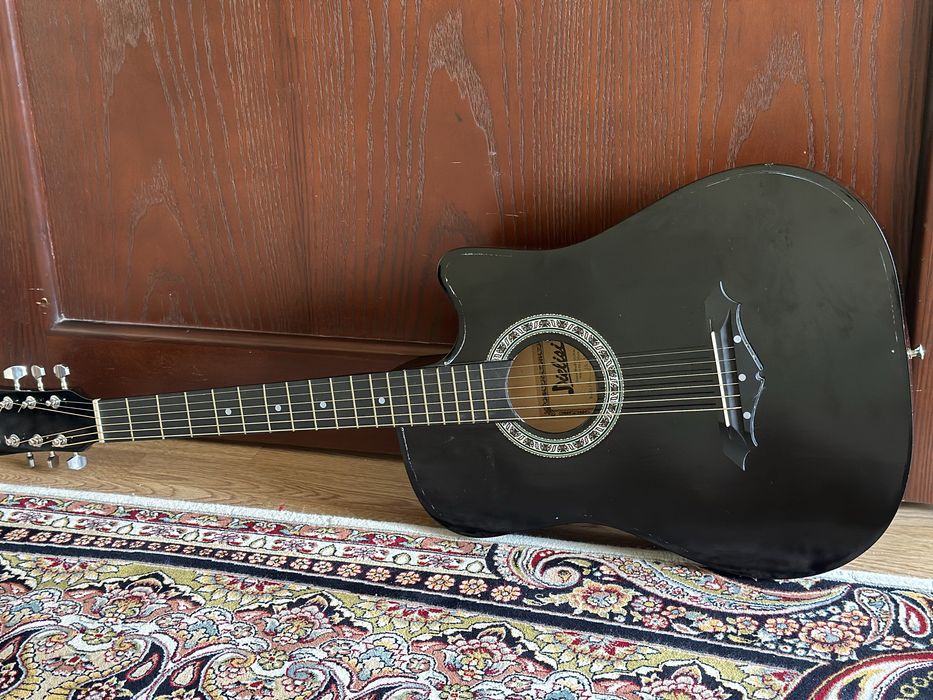 Чорная гитара в отличном качестве