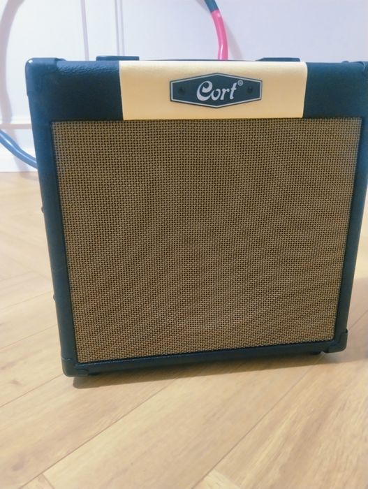 Cort CM15R - гитарный комбоусилитель
