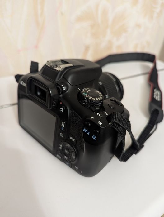 Продам зеркальный фотоаппарат Canon EOS 1300D