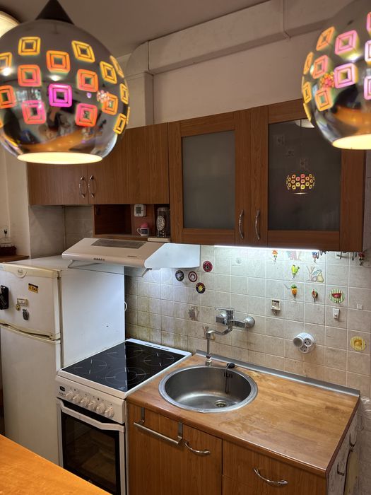 Кухня с печка, хладилник и абсорбатор