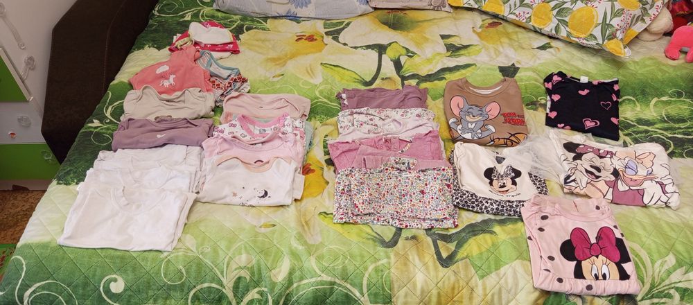 Продавам голям лот дрехи за момиче